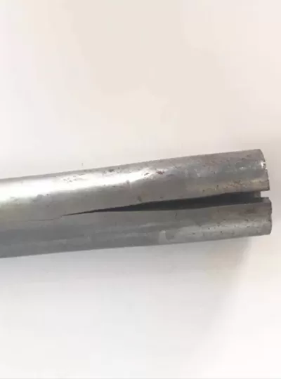 &uarr;开裂的无缝钢管&uarr;